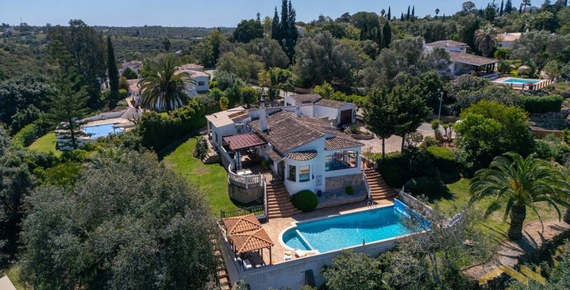 Traditional 4 Bed Villa For Sale In Alvor Algarve 20