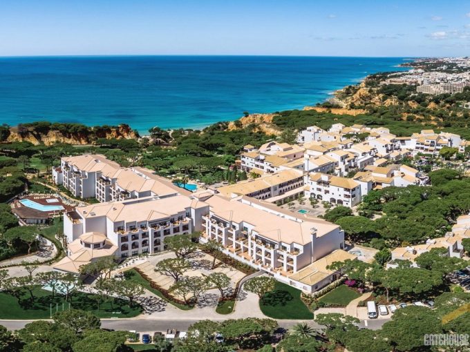 2 Bed Apartment In Pine Cliffs In Olhos da Agua Algarve