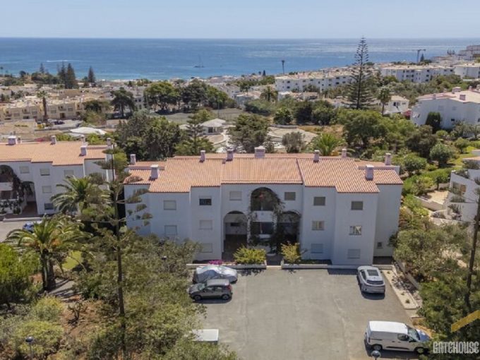 Apartamento T2 Com Jardim Para Renovação Na Praia da Luz Algarve