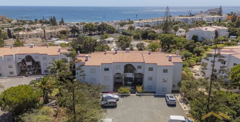 Apartamento T2 Com Jardim Para Renovação Na Praia da Luz Algarve