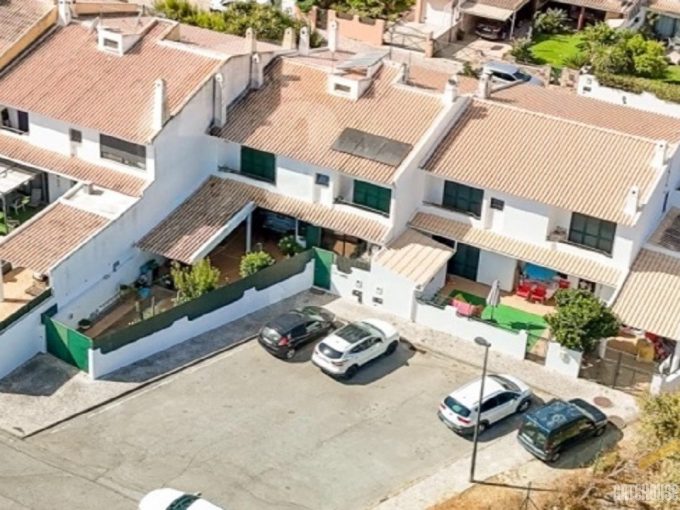 2 Bed Townhouse With Garden & Parking In Albufeira Algarve