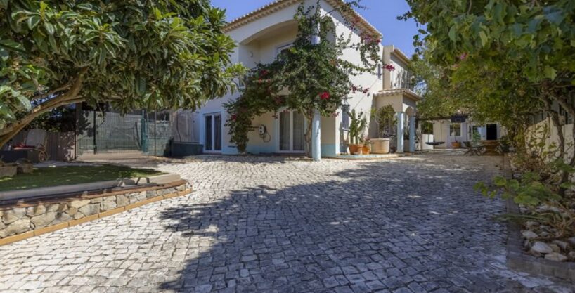 3 Bed Villa Plus 1 Bed Guest Annexe In Praia da Luz Algarve 1