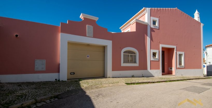 4 Bed Townhouse With Pool In Estombar Lagoa Algarve 2