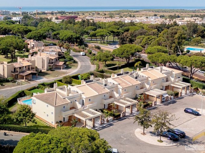 4 Bed Townhouse With Pool Near Vilamoura Marina Algarve 1