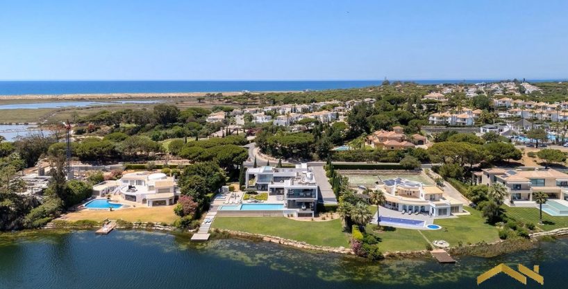 Lakefront Villa With Panoramic Views In Quinta do Lago Algarve 1