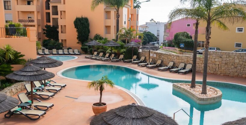 2 bed apartment for sale in Estrela da Luz, Algarve 1
