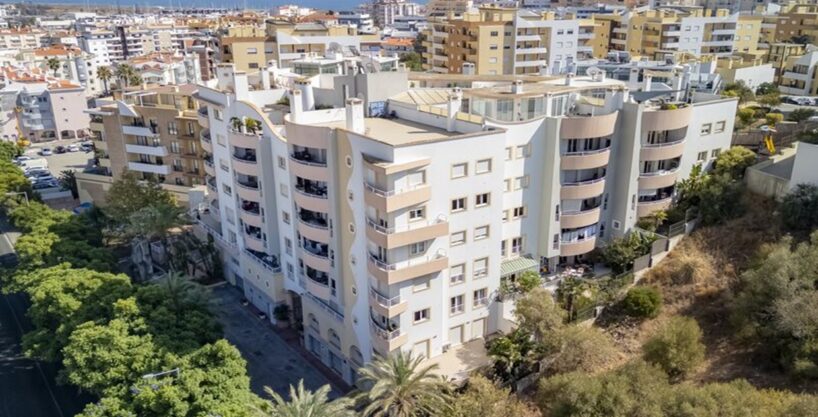 2 bed apartment with garage and spa facilities in Lagos, Algarve 1