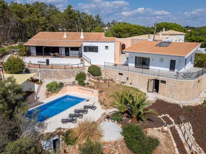 3 bed villa in for sale in Caramujeira, Carveoiro, Algarve 1