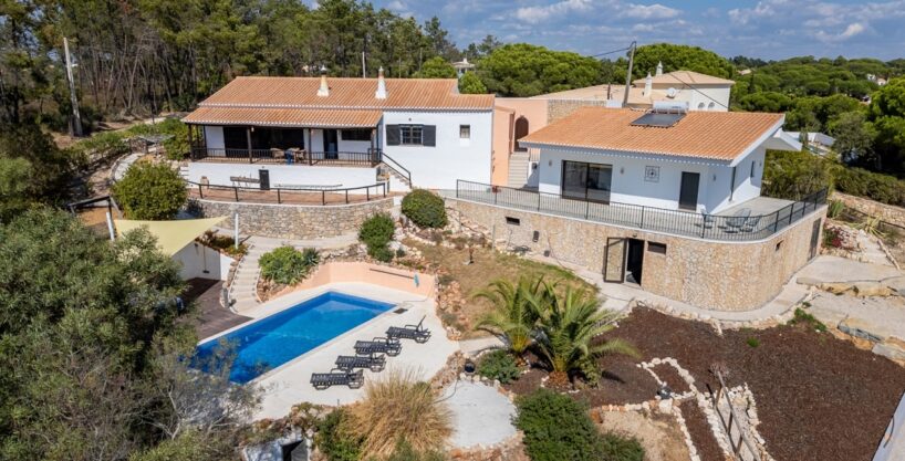 3 bed villa in for sale in Caramujeira, Carveoiro, Algarve 1