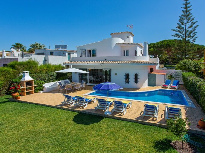 4 Bed Villa Overlooking Pinhal Golf Course Vilamoura 1