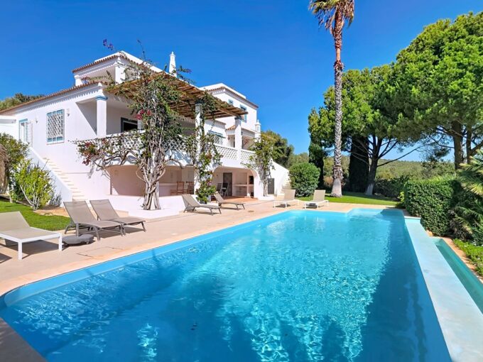 4 bed country villa for sale in Loule, Algarve 1