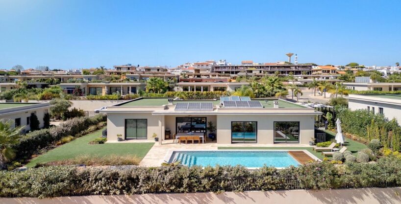 4 bed luxury villa in Quinta de Faro, Faro, Algarve 1