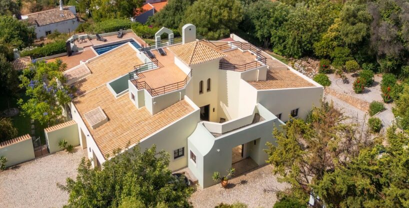 5 bed villa for sale in Vale Formoso, Almancil, Algarve 1