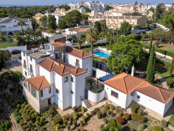6 Bed Villa & Guest Annexe in Olhos de Agua Algarve 1