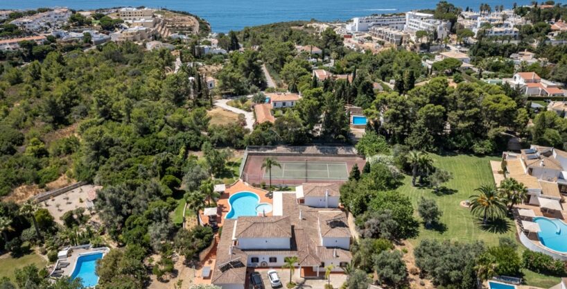 7 bed villa with pool and tennis court in Carvoeiro, Algarve 5