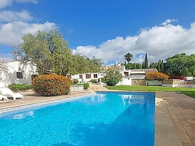 Algarve traditional 4 bed villa for sale in Boliqueime 1