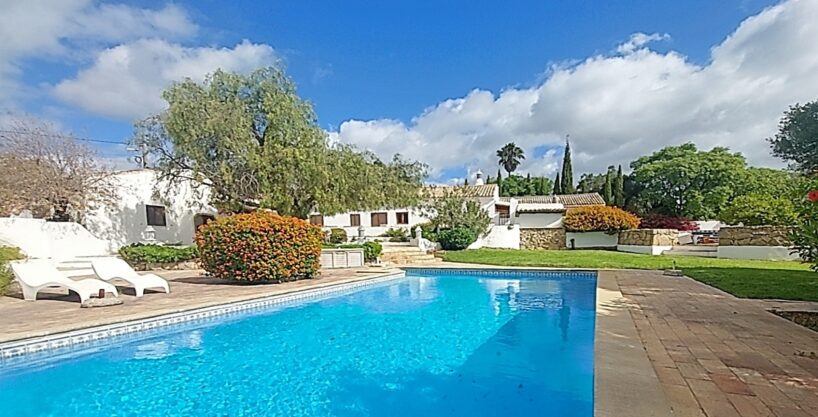 Algarve traditional 4 bed villa for sale in Boliqueime 1