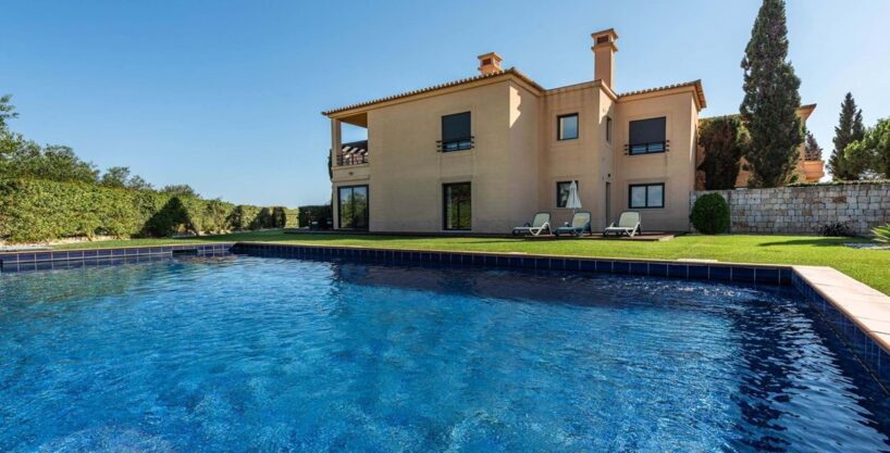 Furnished 2 bed apartment with private pool in Luz, Algarve 1