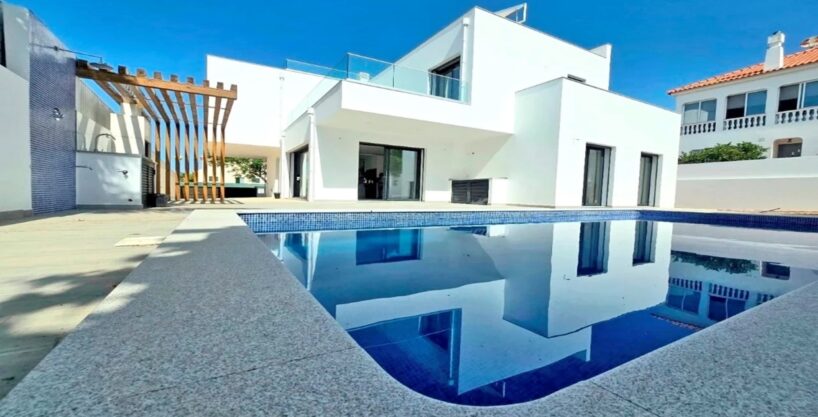 Modern 4 bed villa with pool for sale in Tavira, East Algarve 1