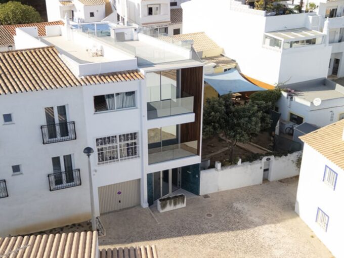 Renovated 2 bed townhouse with sea view roof terrace in Praia da Luz 1