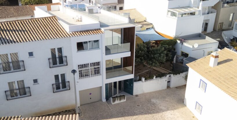 Renovated 2 bed townhouse with sea view roof terrace in Praia da Luz 1