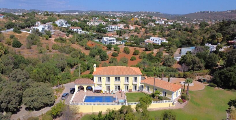 Vista de mar Moradia V4 em Almancil Algarve para venda 1