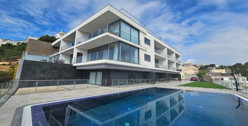 Top floor 2 bed apartment overlooking Albufeira Marina, Algarve 1