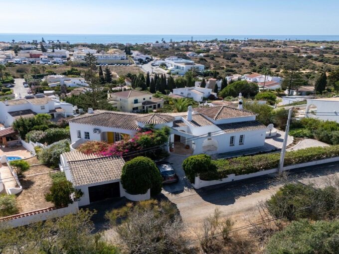 Traditional 3 Bed Villa With Pool In Praia da Luz Algarve