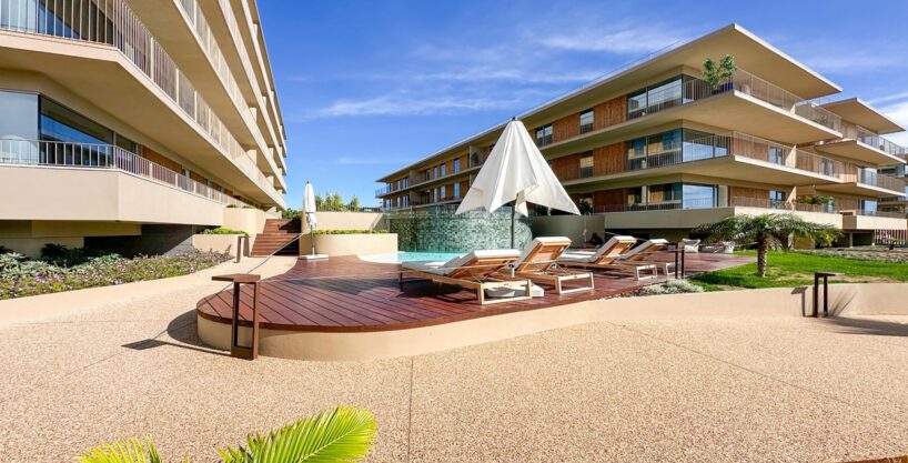 1 bed beach apartment for sale in Quarteira, Algarve 1