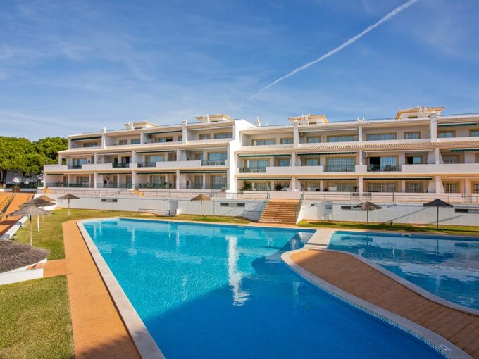2 bed apartment for sale in Vilamoura, Algarve 1