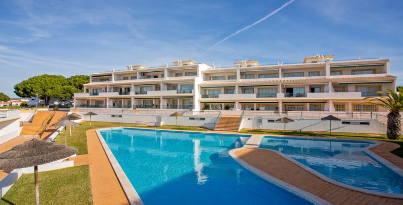 2 bed apartment for sale in Vilamoura, Algarve 1