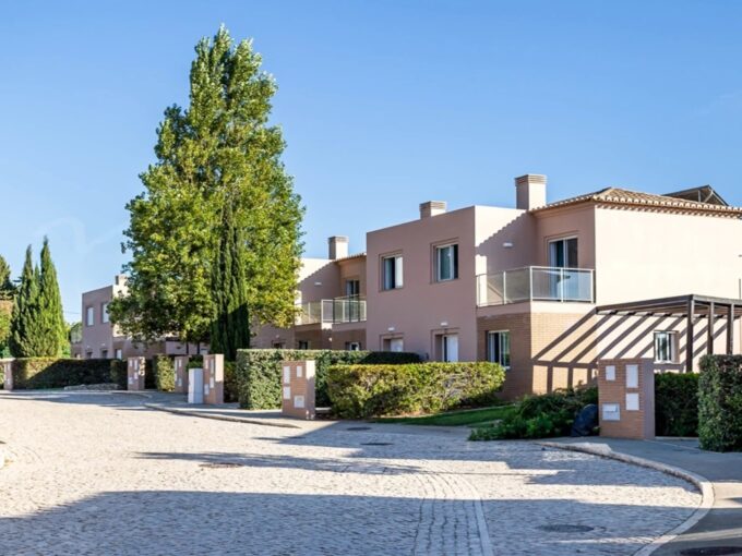 2 bed townhouse for sale in Carvoeiro, Algarve 1