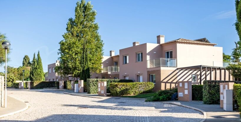 2 bed townhouse for sale in Carvoeiro, Algarve 1