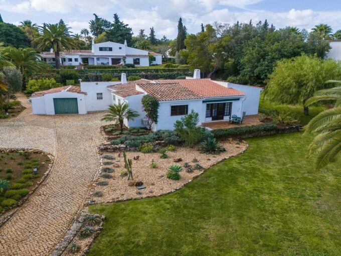 2 independent detached villas with pools in Mexilhoeira Grande, Portimao 4