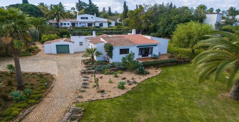 2 independent detached villas with pools in Mexilhoeira Grande, Portimao 4