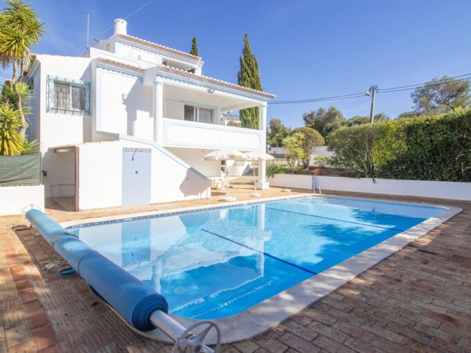 3 bed detached villa with pool in Sesmarias, Carvoeiro, Algarve 1