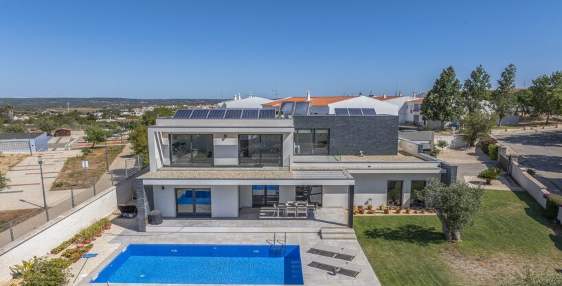 3 bed modern villa for sale in Praia da Luz, Algarve 1
