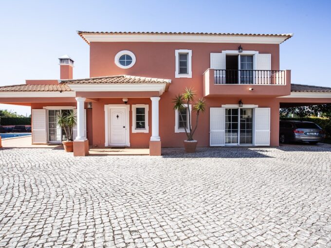 3 bed villa for sale in Sitio dos Quartos, Almancil, Algarve 1