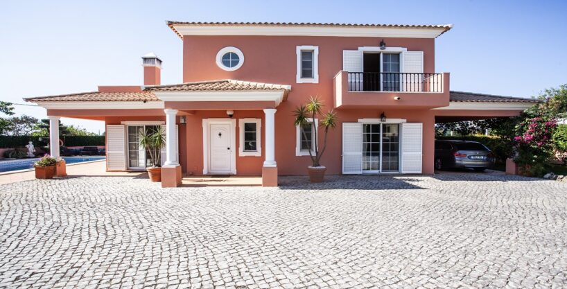 3 bed villa for sale in Sitio dos Quartos, Almancil, Algarve 1