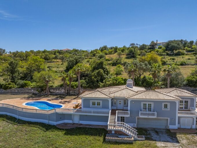 4 bed villa for sale in Boliqueime, Algarve 1