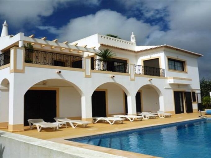 4 bed villa for sale on Santo Antonio Golf Resort, West Algarve 1