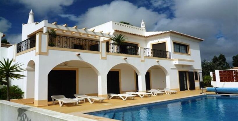 4 bed villa for sale on Santo Antonio Golf Resort, West Algarve 1