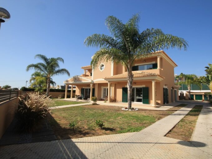 4 bed villa in Brejos, Olhos de Agua, Algarve 1