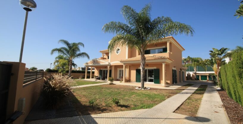 4 bed villa in Brejos, Olhos de Agua, Algarve 1