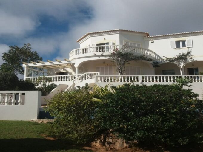 4 bed villa with golf & country views in Budens a