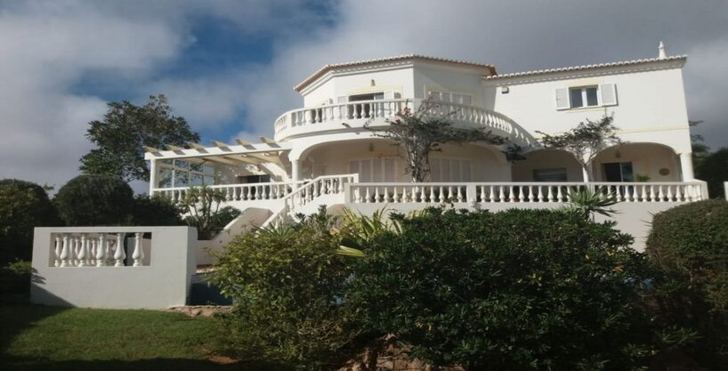 4 bed villa with golf & country views in Budens a