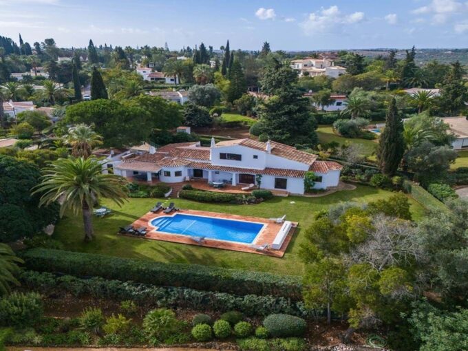 4 bed villa with land in Mexilhoeira Grande, Portimao, Algarve 1