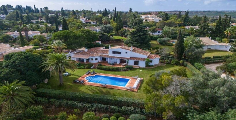 4 bed villa with land in Mexilhoeira Grande, Portimao, Algarve 1