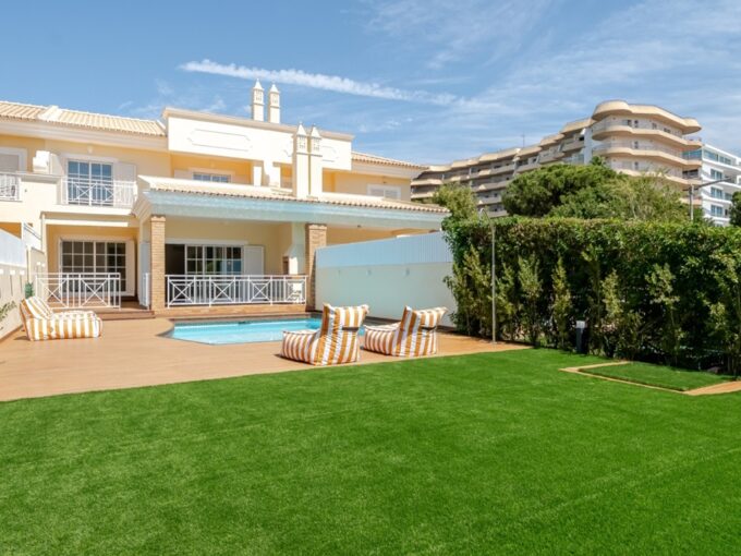 4 bed villa with pool for sale in Vilamoura, Algarve 1