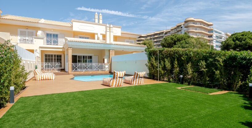 4 bed villa with pool for sale in Vilamoura, Algarve 1